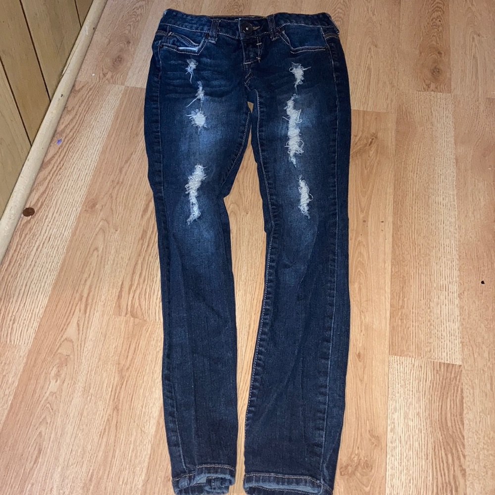 I am selling these Guess Dark ripped Jeans for 15$